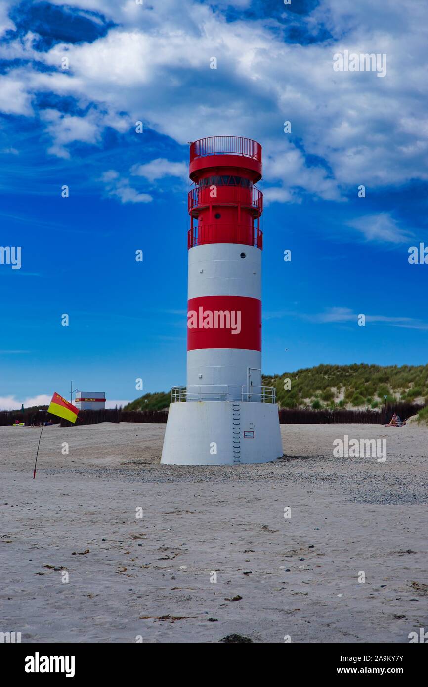 Il rosso e bianco piccolo faro sull isola - Dune Helgoland - Germania con cielo blu Foto Stock