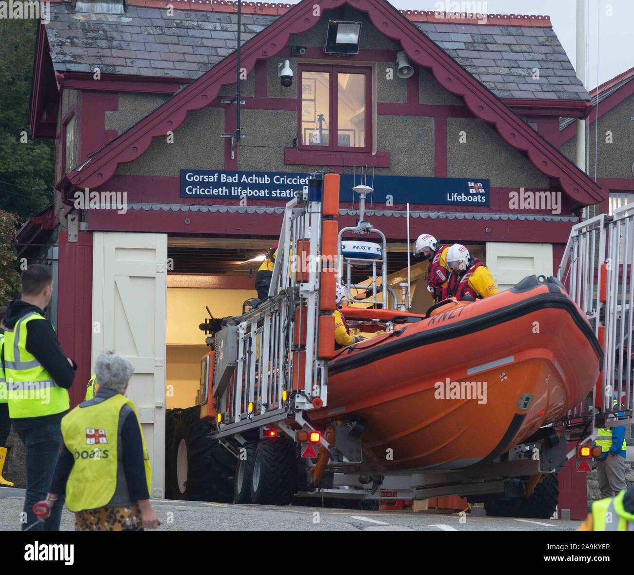 Criccieth scialuppa di salvataggio e la stazione, durante Lauch della classe B Atlantic 85 Foto Stock