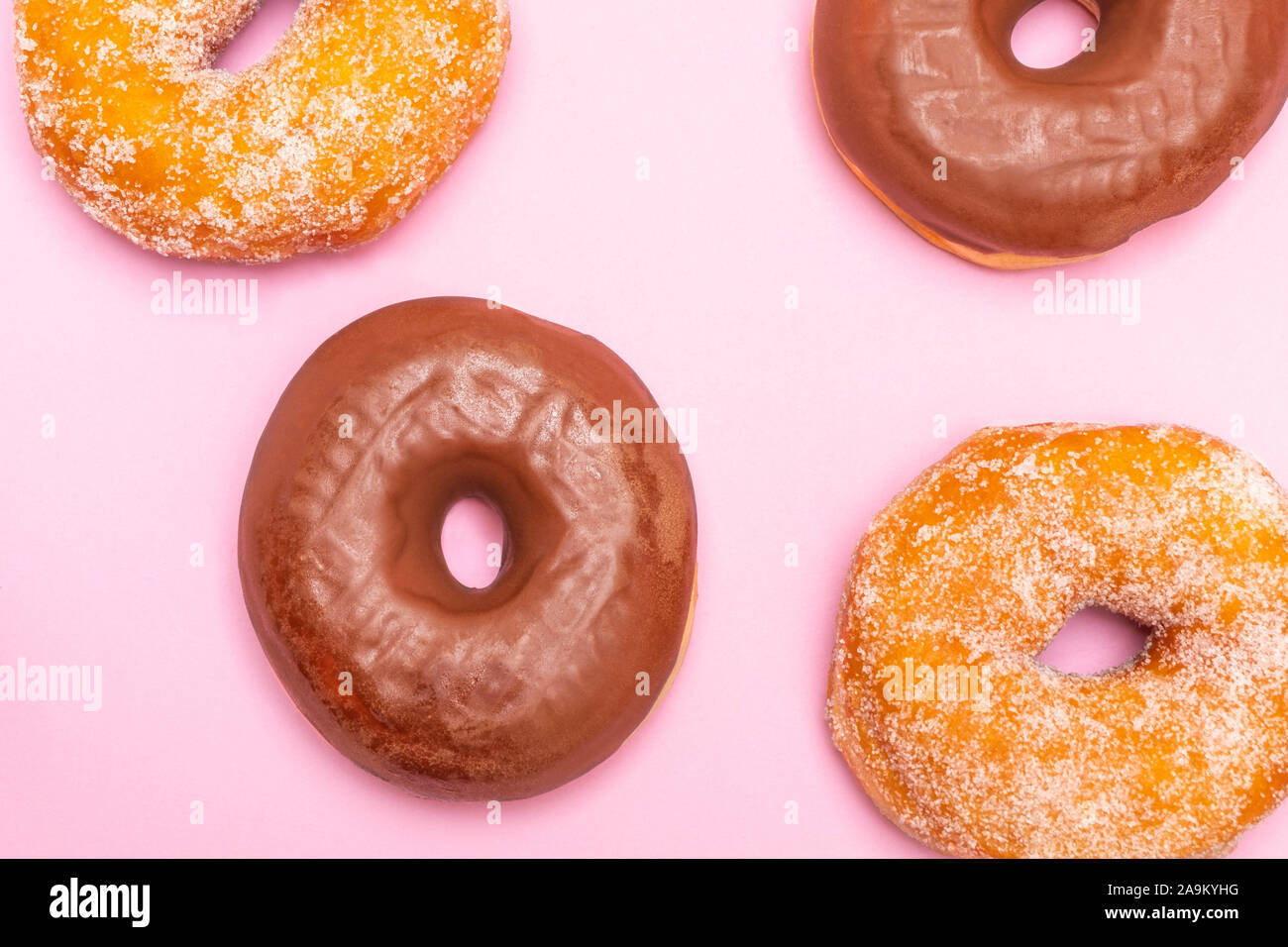 Delizioso morso ciambella con glassa di cioccolato isolato su sfondo bianco Foto Stock