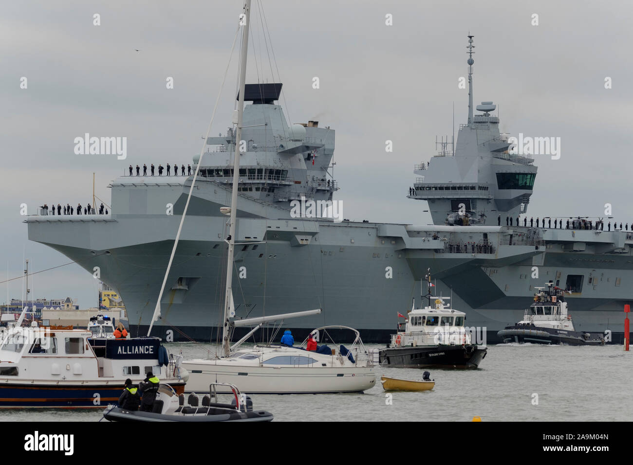 Portsmouth, Hampshire, Regno Unito. 16 Nov 2019. HMS Prince of Wales. Uno dei la più grande mai costruita per la Royal Navy - ha completato la sua esecuzione di prove in mare. Il 65.000-tonnellata nave rendendo il suo grande debutto in Portsmouth. Il potente nave da guerra di esperimenti in mare sono andati senza grandi problemi, consentendo il suo arrivo nella sua casa porta per essere portato avanti. Paul Chambers/Alamy Live News Foto Stock