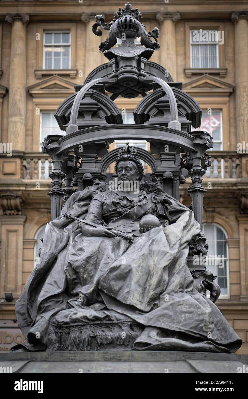A nord di San Nicholas Cathedral in Newcastle siede la spesso trascurata e risplendente statua in bronzo dedicato alla regina Victoria. Foto Stock