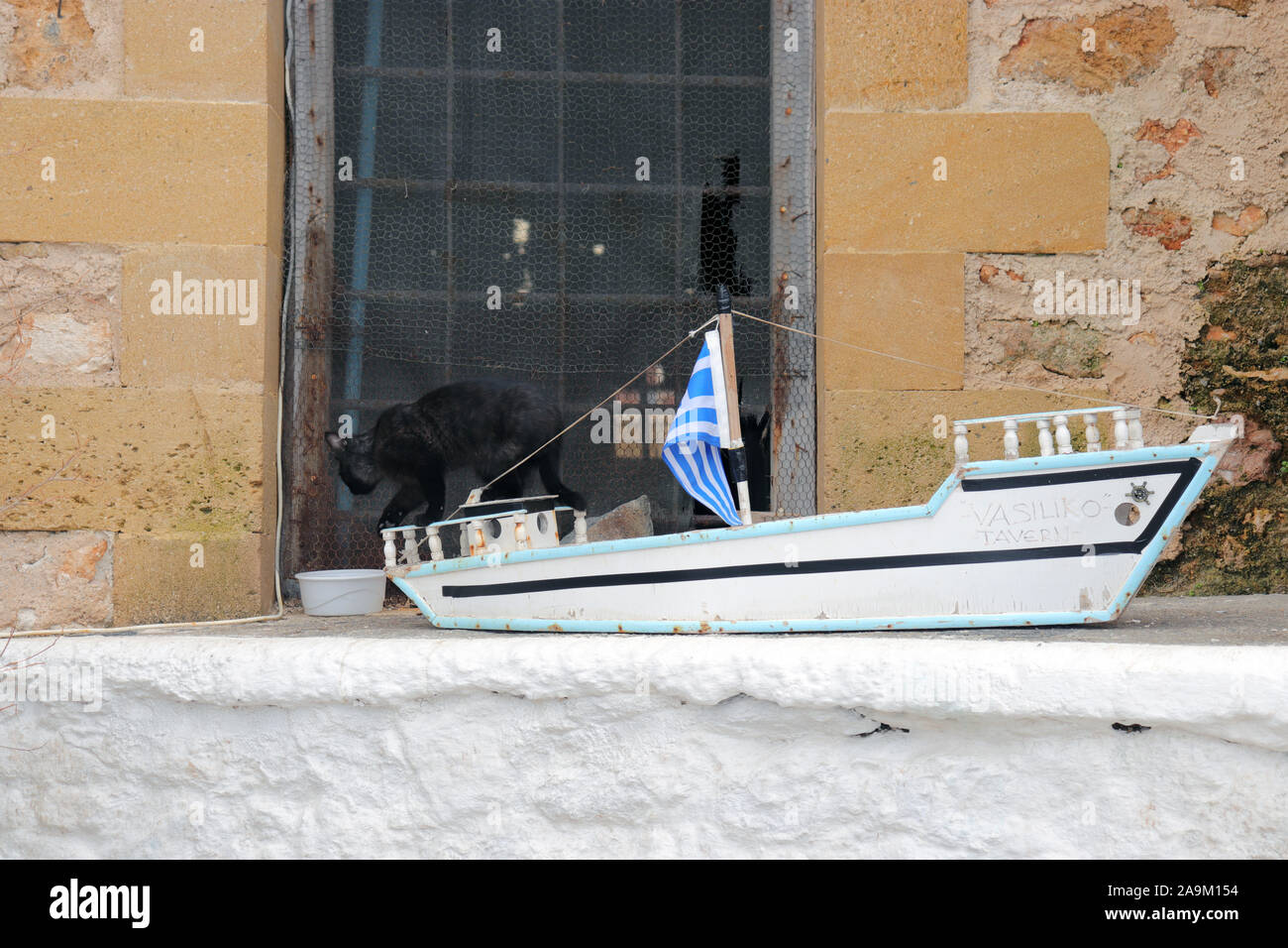 Gatto nero sulla barca di modello Foto Stock