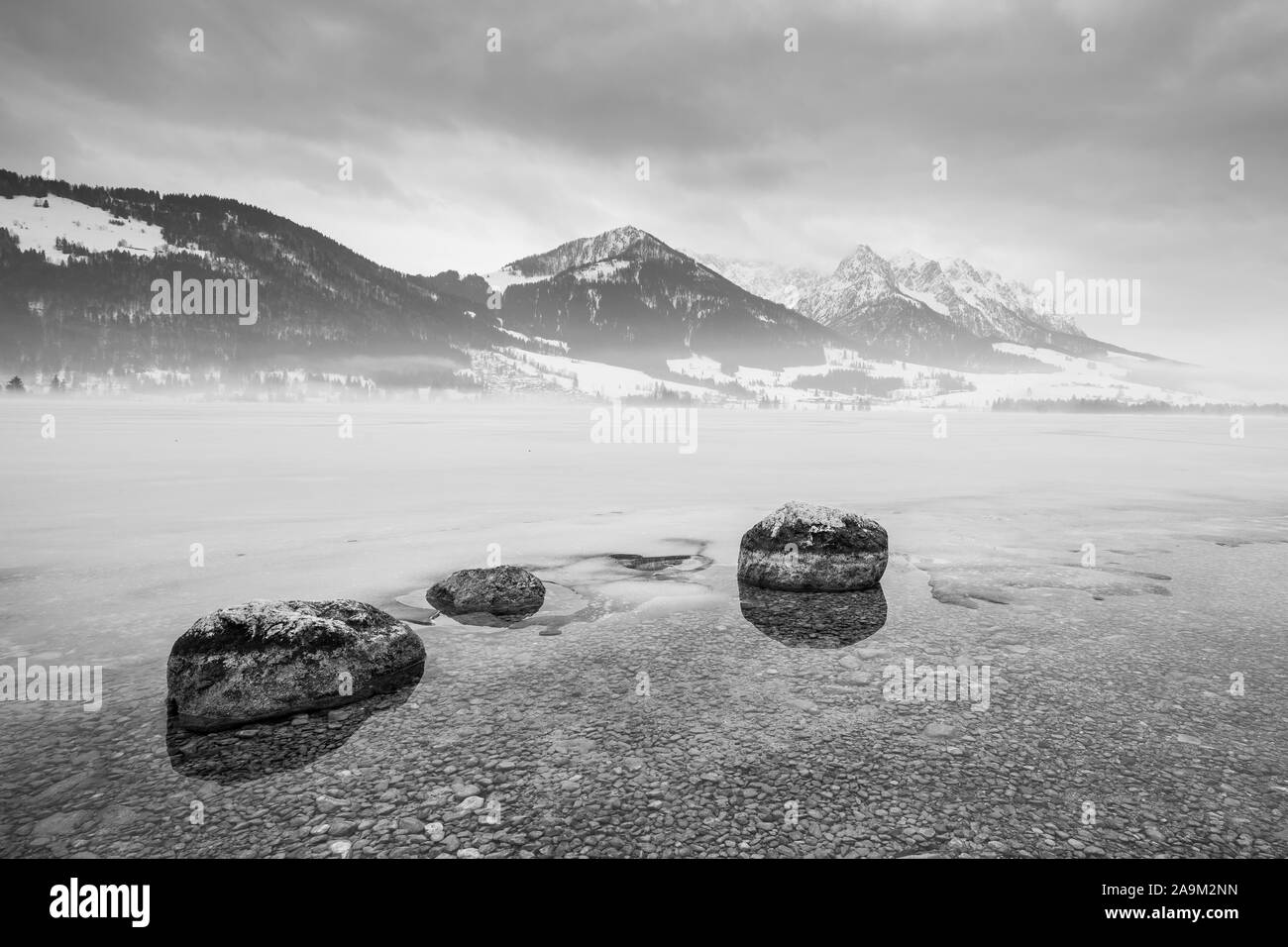 Walchsee sogno invernale neve nebbia montagne in bianco e nero Foto Stock