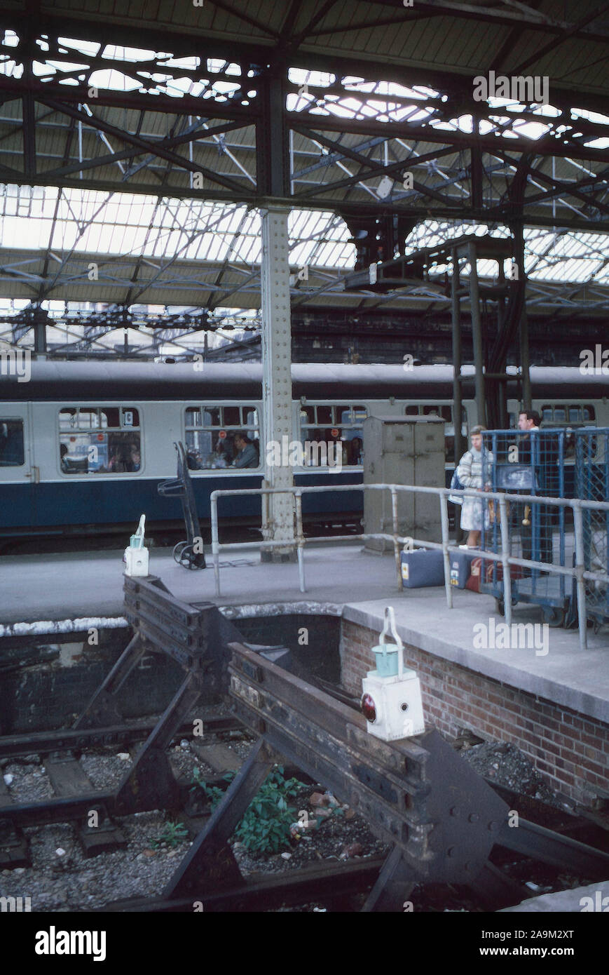 Stazione Ferroviaria di Huddersfield in 1976, West Yorkshire, nell'Inghilterra del Nord, Regno Unito Foto Stock