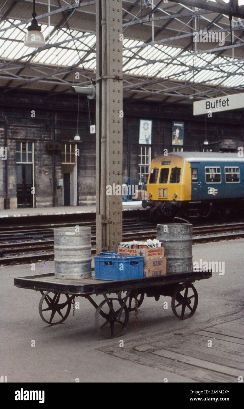 Stazione Ferroviaria di Huddersfield in 1976, West Yorkshire, nell'Inghilterra del Nord, Regno Unito Foto Stock