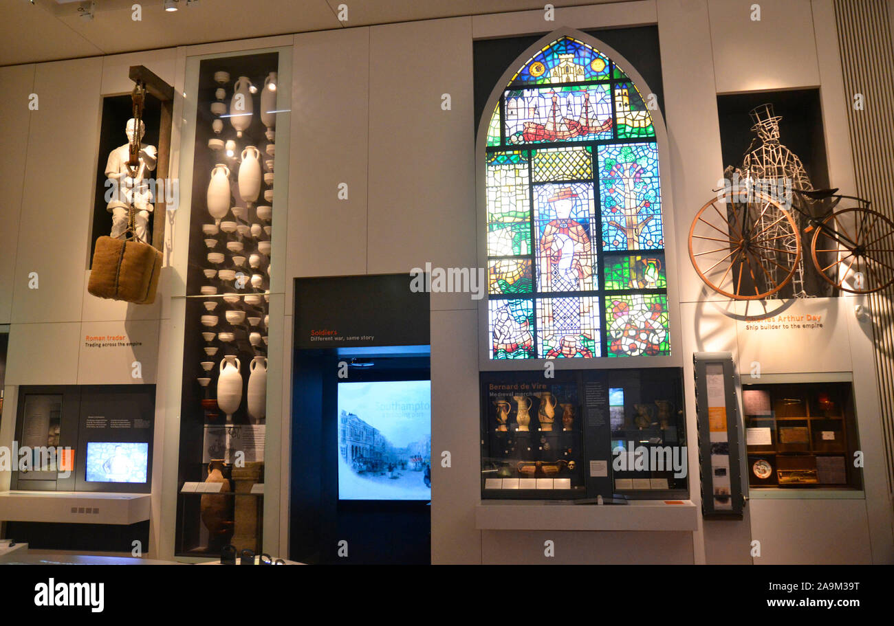 All'interno della mostra Gateway to the World al SeaCity Museum, Southampton, Hampshire, Regno Unito Foto Stock
