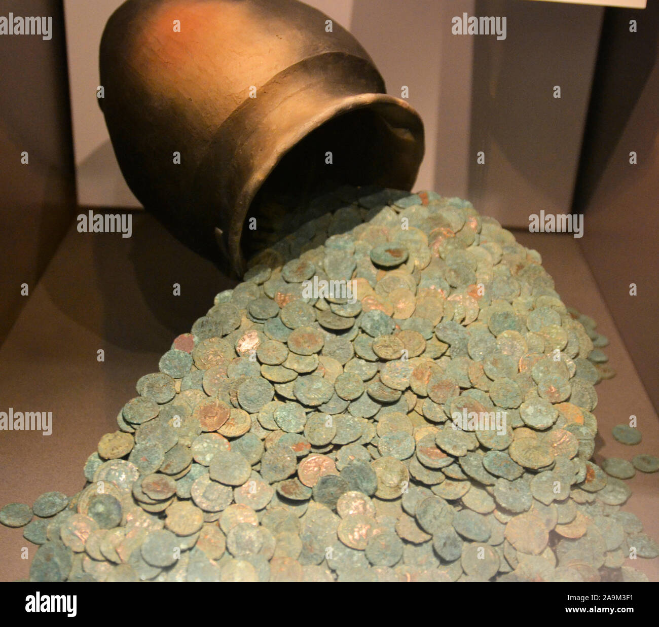 Il Millbrook Coin Hoard nel SeaCity Museum, Southampton, Hampshire, Regno Unito Foto Stock