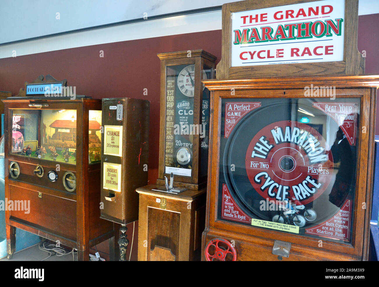 La Grand Marathon Cycle Race tra le slot machine vittoriane al SeaCity Museum, Southampton, Hampshire, Regno Unito Foto Stock