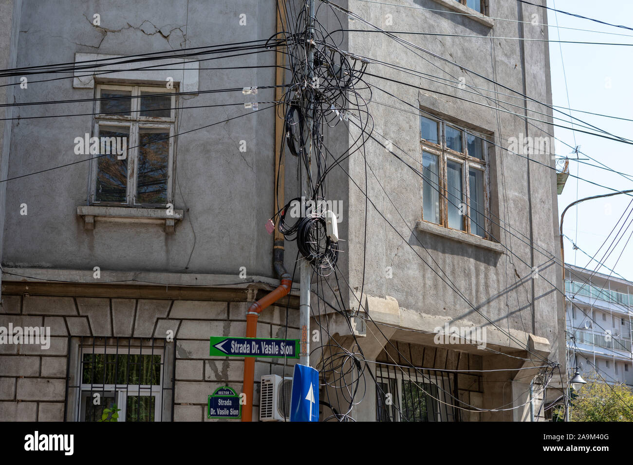 Groviglio di cavi telefonici a Bucarest Foto Stock