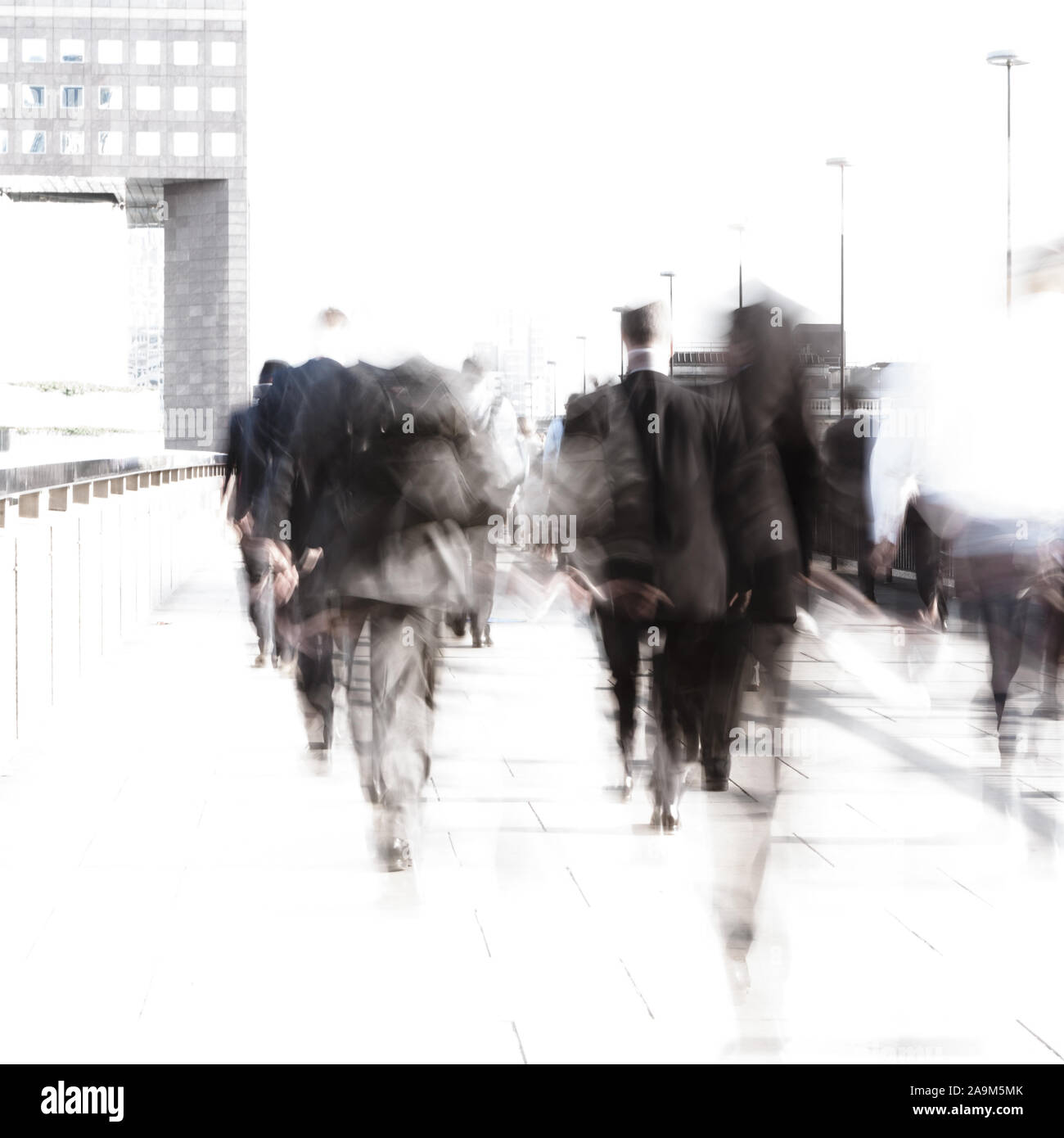 Rush Hour pendolari. Una lunga esposizione, elevato la chiave abstract anonimo London City con i lavoratori creativi intenzionale motion blur indicanti il movimento. Foto Stock