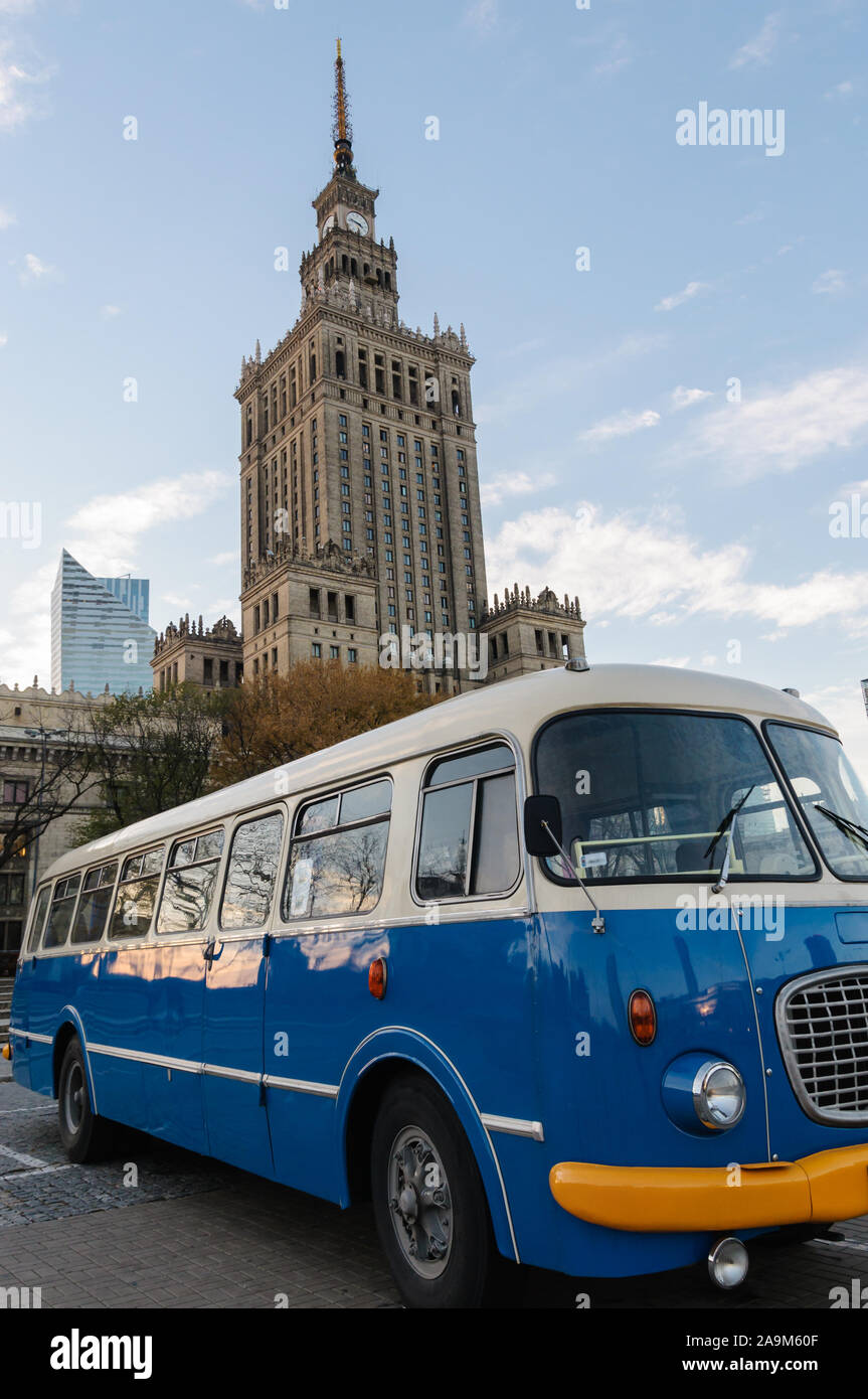 Viaggi alternativa: blu van parcheggiato davanti al palazzo della cultura e a Sceince a Varsavia Foto Stock