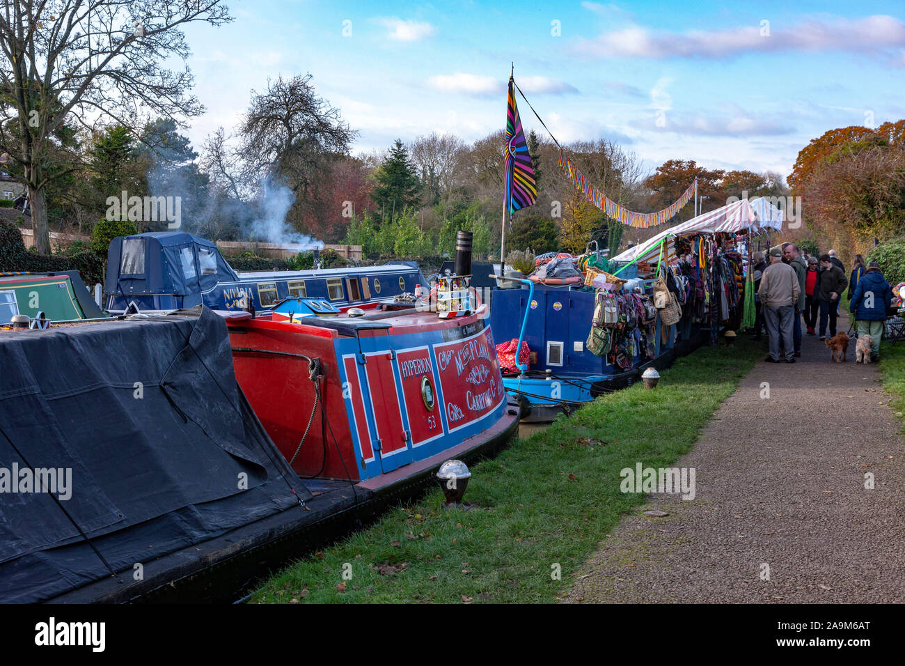 Stoke Bruerne, Northamptonshire, Regno Unito, 16 novembre 2019, Stoke Bruerne Autunno Mercato Galleggiante lungo un tratto del fiume Nene e un sacco di barche strette e prople. Credito: Keith J Smith./Alamy Live News Foto Stock