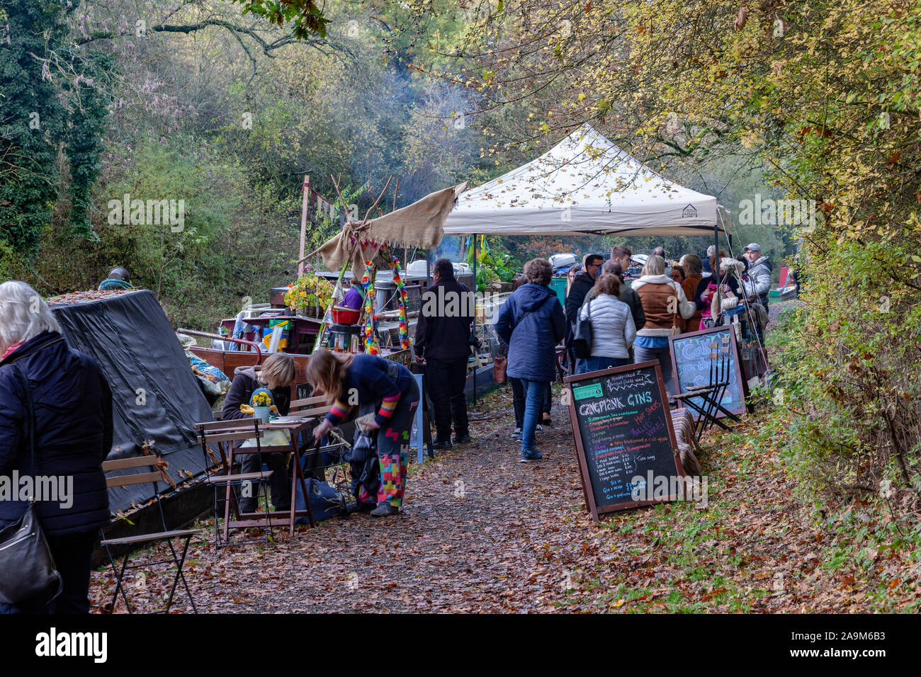 Stoke Bruerne, Northamptonshire, Regno Unito, 16 novembre 2019, Stoke Bruerne Autunno Mercato Galleggiante lungo un tratto del fiume Nene e un sacco di barche strette e prople. Credito: Keith J Smith./Alamy Live News Foto Stock