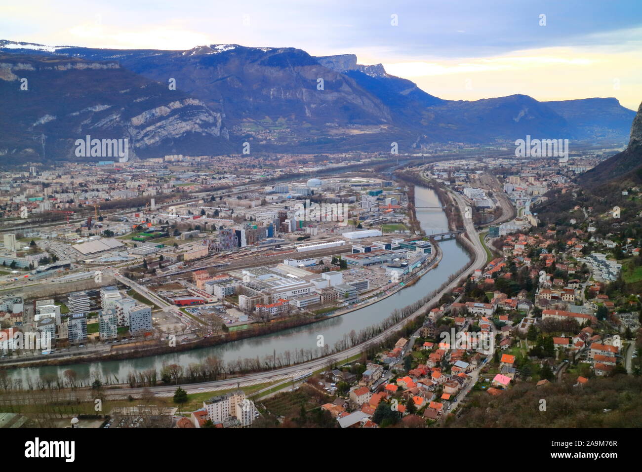 Alpes e la città di Grenoble città da Fort de la Bastille al crepuscolo, Francia Foto Stock