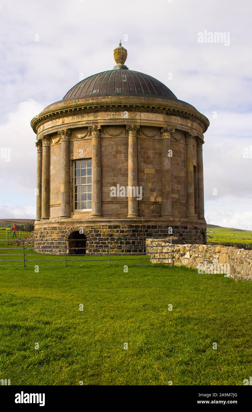 Mussenden Temple sul ciglio della scogliera in Downhill Demesne sulla costa nord dell'Irlanda nella Contea di Londonderry. Foto Stock