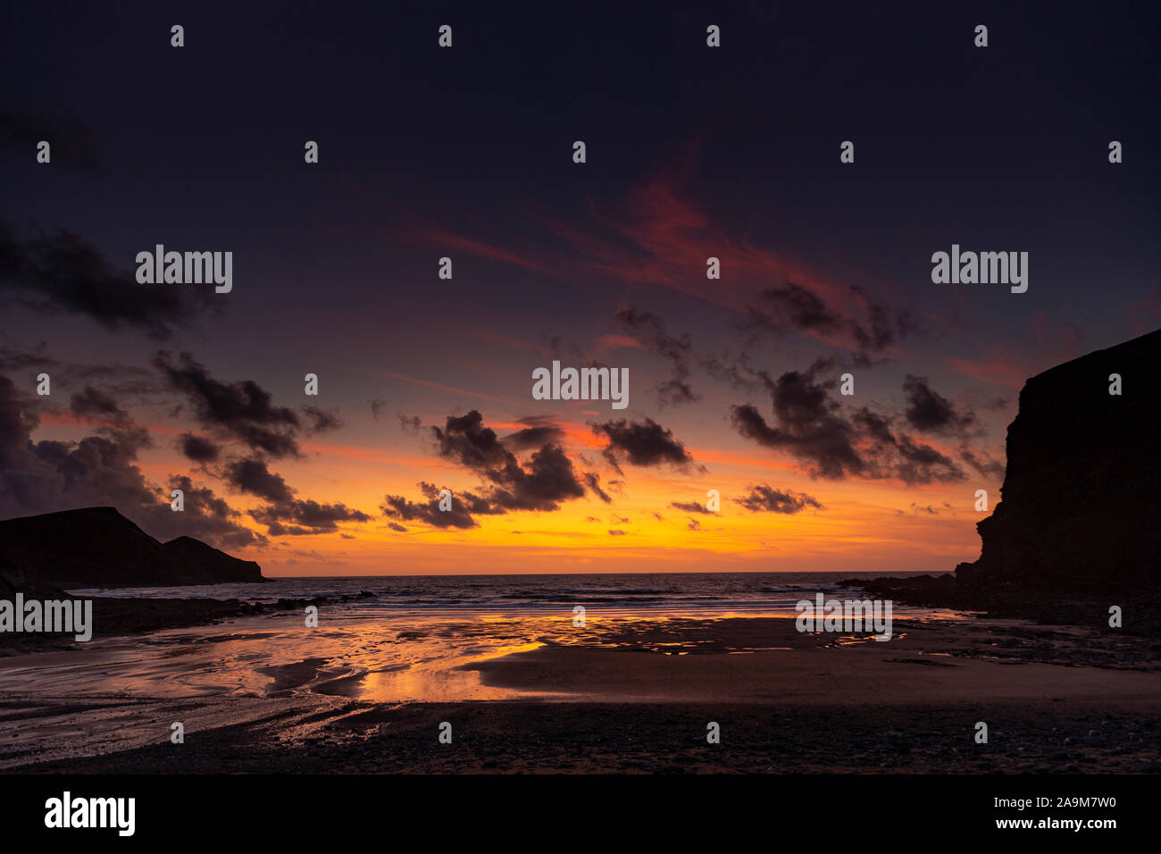 Tramonto sull'Oceano Atlantico dalla Crackington Haven sulla North Cornwall coast Foto Stock