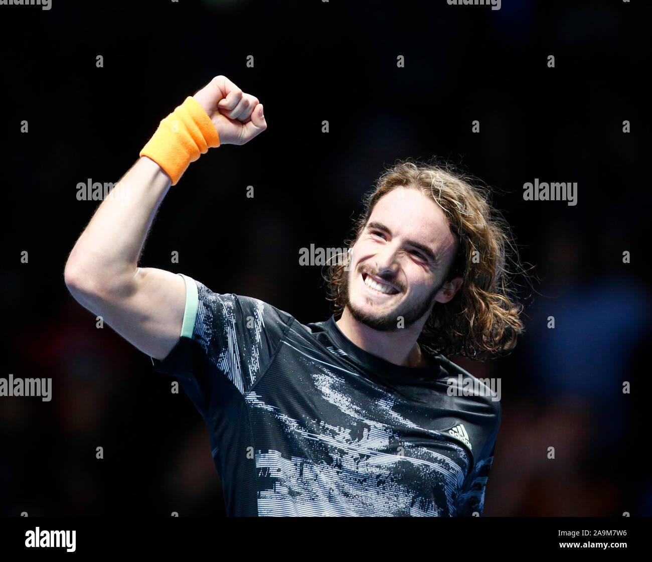 Londra, Regno Unito. 16 Nov 2019. Stefanos Tsitsipas celebra la sua vittoria contro Roger Federer durante in azione durante il match Semi-Final Stefanos Tsitsipas contro Roger Federer Internazionali di Tennis - Nitto ATP World Tour Finals Giorno 3 - Martedì 16 Novembre 2019 - O2 Arena - Londra Credit: Azione Foto Sport/Alamy Live News Foto Stock