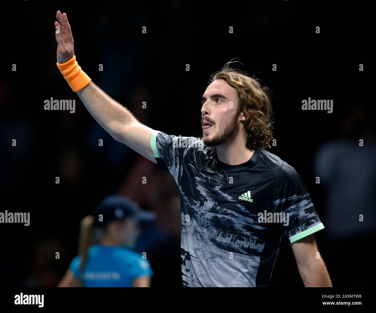 Londra, Regno Unito. 16 Nov 2019. Stefanos Tsitsipas celebra la sua vittoria contro Roger Federer durante in azione durante il match Semi-Final Stefanos Tsitsipas contro Roger Federer Internazionali di Tennis - Nitto ATP World Tour Finals Giorno 3 - Martedì 16 Novembre 2019 - O2 Arena - Londra Credit: Azione Foto Sport/Alamy Live News Foto Stock
