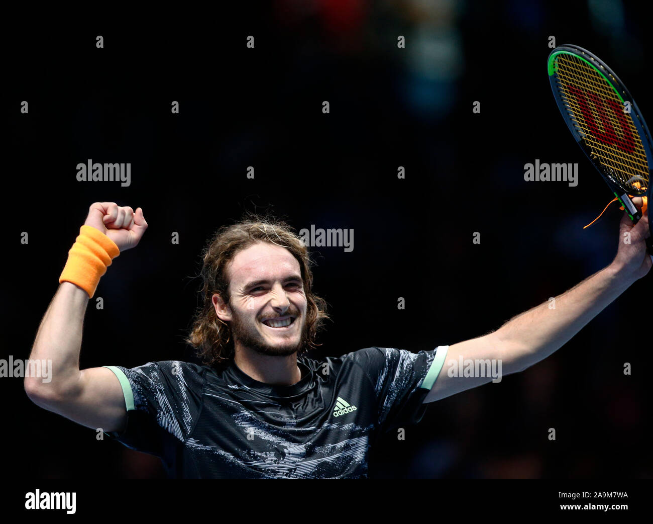 Londra, Regno Unito. 16 Nov 2019. Stefanos Tsitsipas celebra la sua vittoria contro Roger Federer durante in azione durante il match Semi-Final Stefanos Tsitsipas contro Roger Federer Internazionali di Tennis - Nitto ATP World Tour Finals Giorno 3 - Martedì 16 Novembre 2019 - O2 Arena - Londra Credit: Azione Foto Sport/Alamy Live News Foto Stock