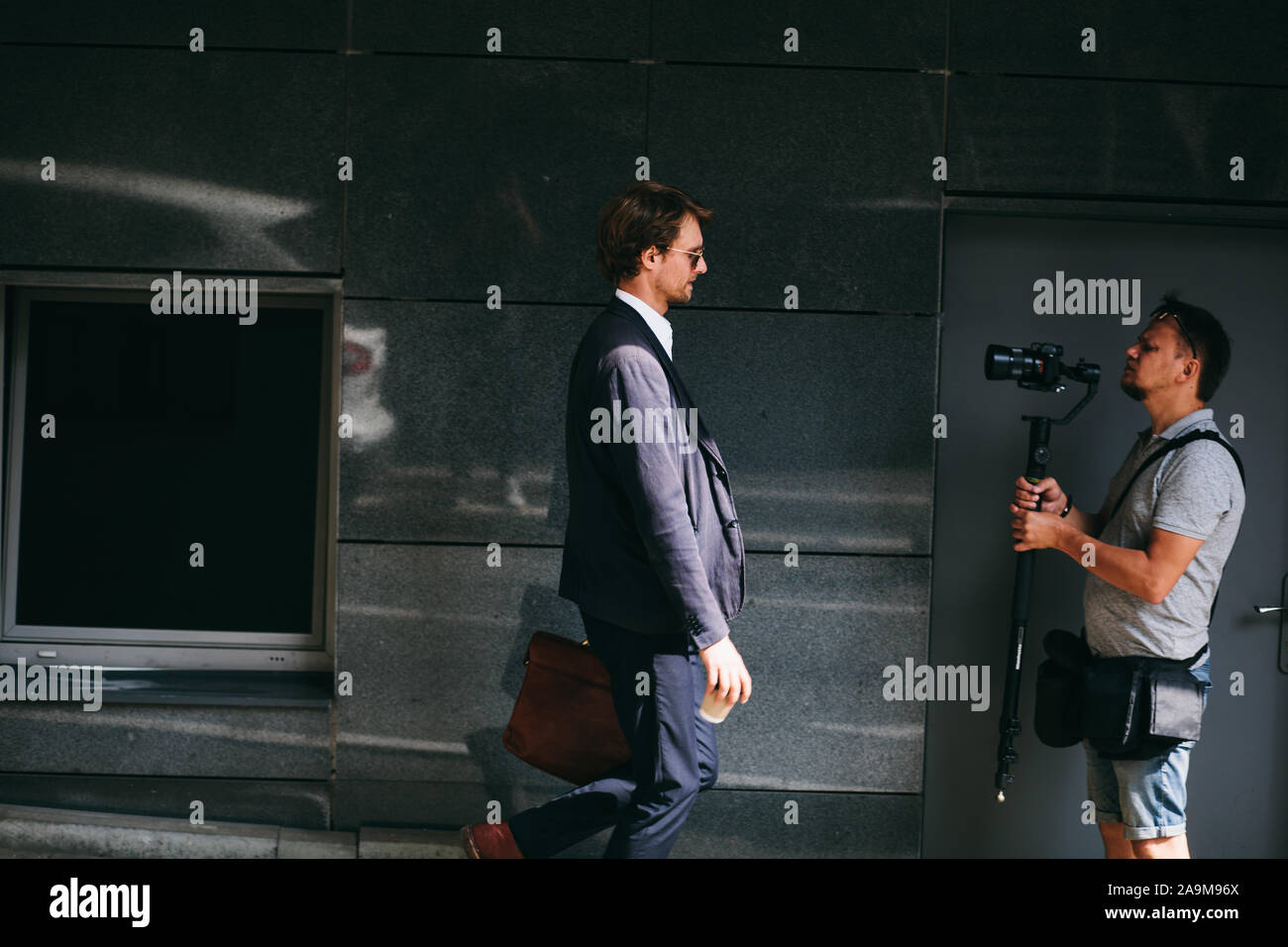 Dietro le quinte di foto e riprese video con un modello maschile Foto Stock