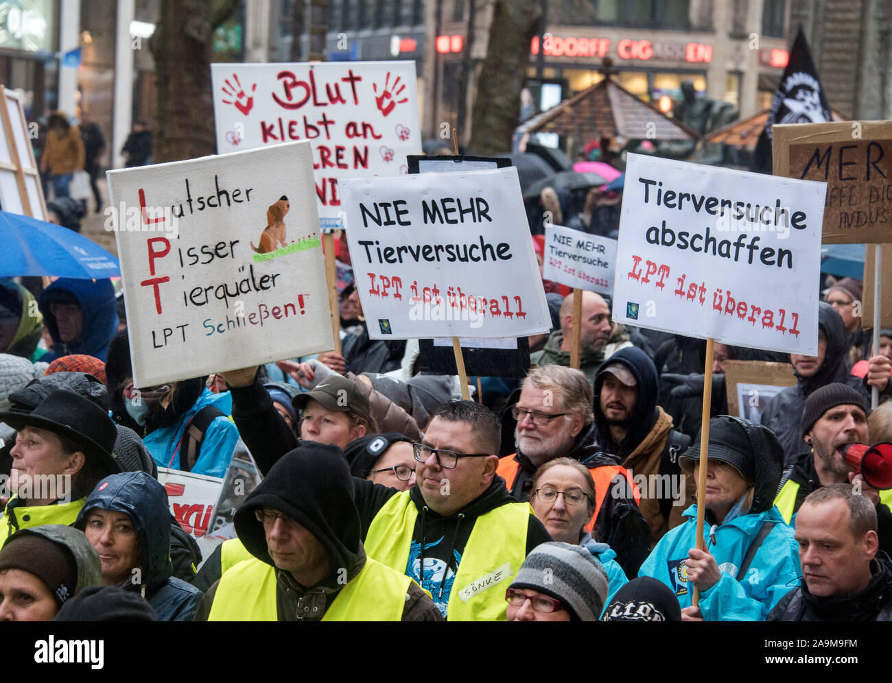 Amburgo, Germania. Xvi Nov, 2019. I partecipanti di una manifestazione contro la sperimentazione animale in Amburgo a piedi attraverso il centro della città e tenere premuto cartelli con la scritta 'utscher, Pisser, Tierquäler. Chiudere LPT' (l-r), "non più esperimenti sugli animali. LPT è ovunque' e 'abolire la sperimentazione animale. LPT è ovunque". Secondo la polizia, circa 13.000 persone hanno dimostrato ad Amburgo per porre fine alla sperimentazione animale e la chiusura dei laboratori di animale. (A dpa " Animali protettori dimostrare ad Amburgo contro un controverso laboratorio ") Credito: Daniel Bockwoldt/dpa/Alamy Live News Foto Stock