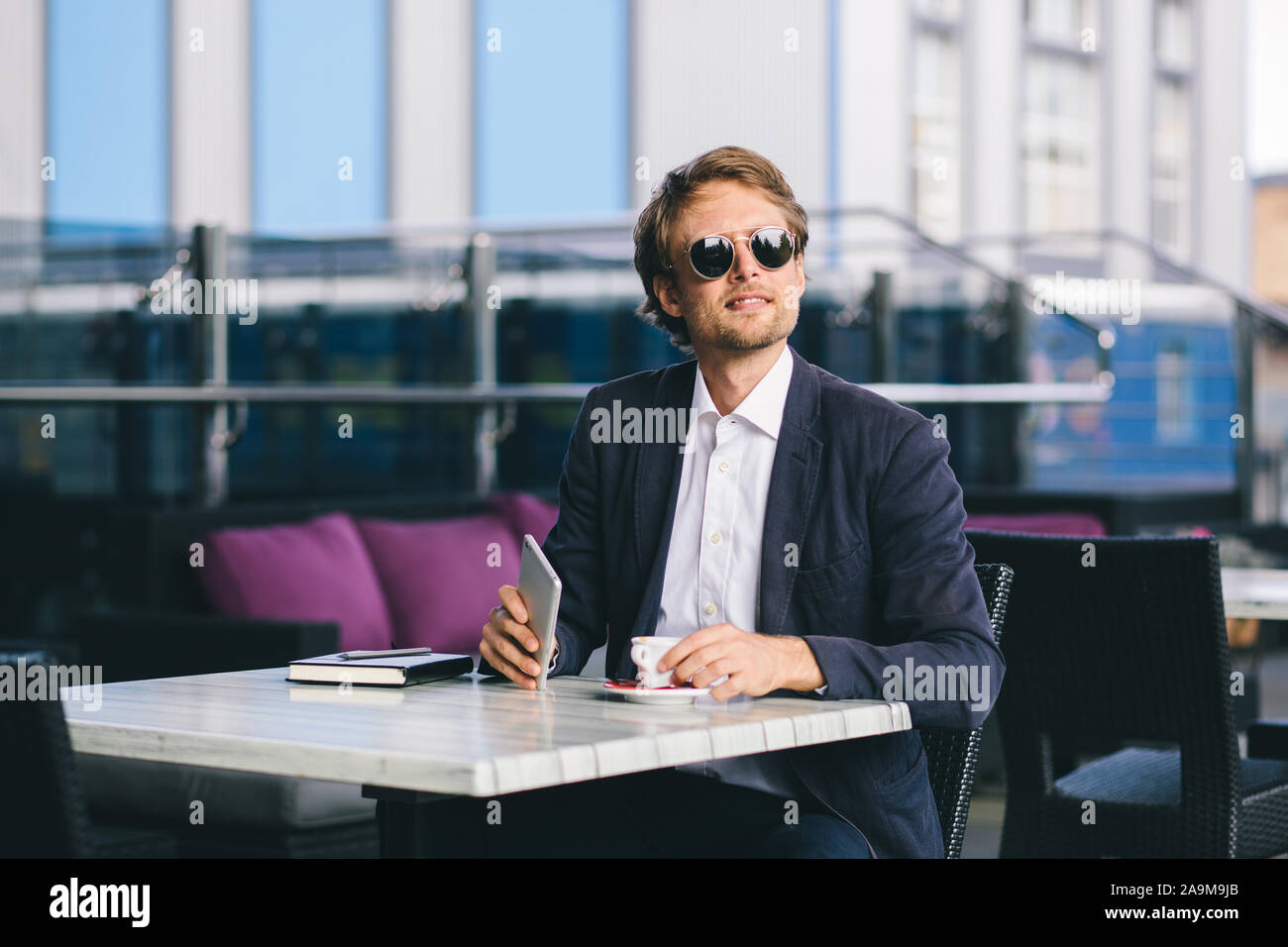 Il successo di un Amministratore Delegato è andato fuori per il pranzo in un bar per bere un caffè o tè Foto Stock