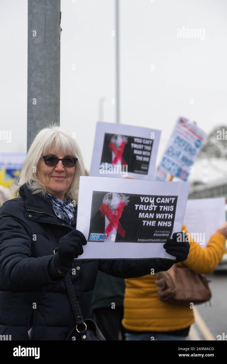 Mansfield, Nottinghamshire, Inghilterra, Regno Unito. Il 16 novembre 2019. Alcuni manifestanti che protestavano circa i tagli in N.H.S. Il servizio sanitario nazionale sta diventando uno dei principali argomenti trattati durante questa campagna elettorale con i principali partiti politici impegnandosi a spendere milioni di sterline per migliorare il servizio. Credito: Alan Beastall/Alamy Live News Foto Stock