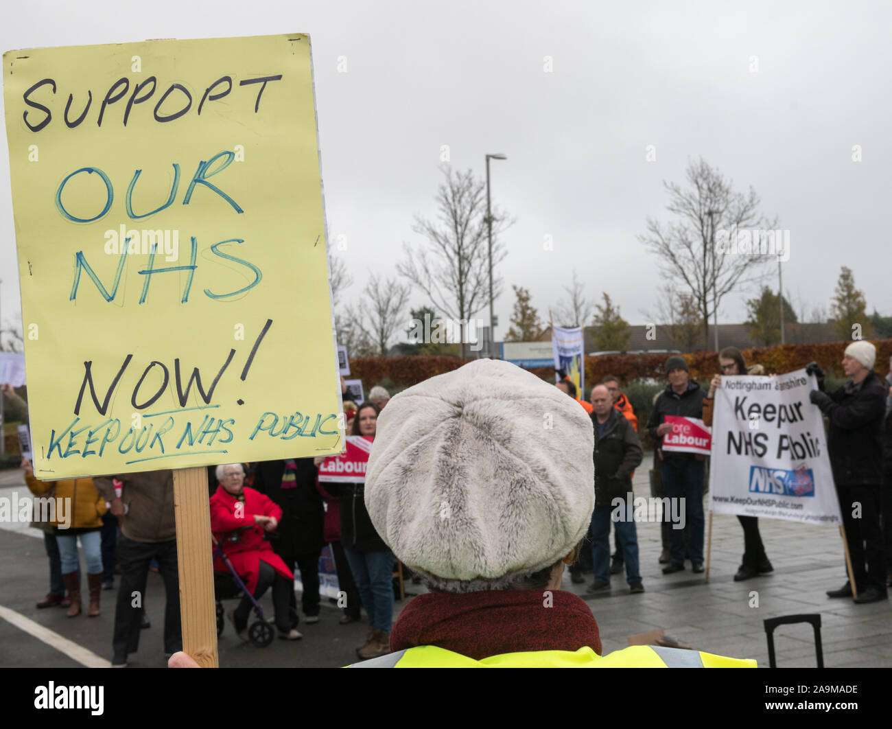 Mansfield, Nottinghamshire, Inghilterra, Regno Unito. Il 16 novembre 2019. Alcuni manifestanti che protestavano circa i tagli in N.H.S. Il servizio sanitario nazionale sta diventando uno dei principali argomenti trattati durante questa campagna elettorale con i principali partiti politici impegnandosi a spendere milioni di sterline per migliorare il servizio. Credito: Alan Beastall/Alamy Live News Foto Stock