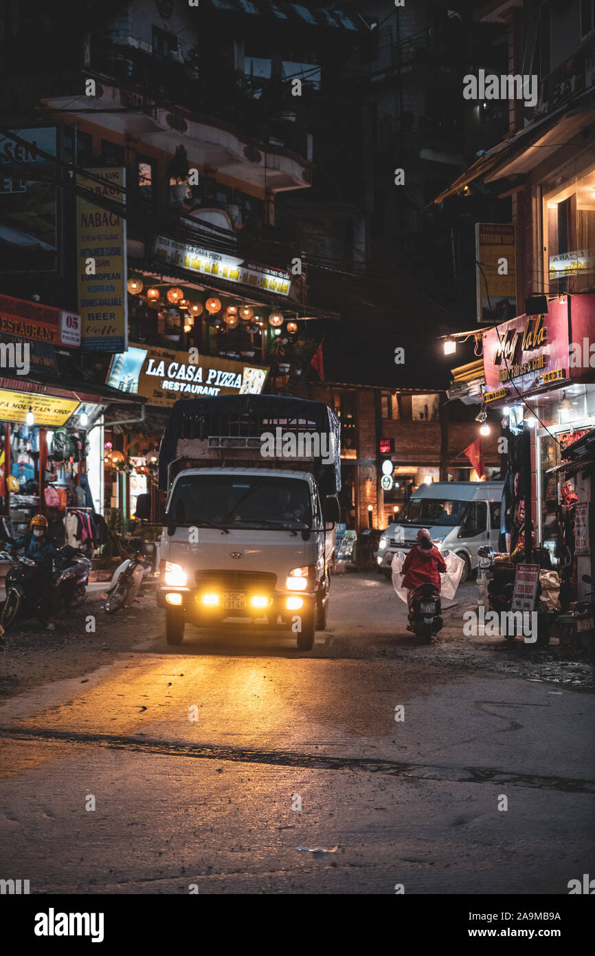 Sapa, Vietnam - 13 Ottobre 2019: il traffico passa attraverso le piccole strade strette nel piccolo paese di montagna di Sapa man mano che cresce attraverso il turismo Foto Stock