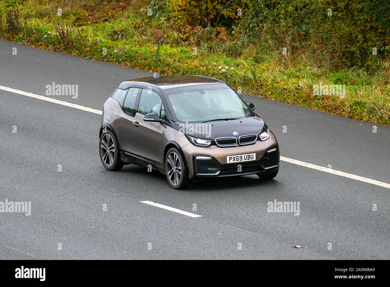 2019 (69) BMW I3 (I3) eDrive 120Ah Auto 42,2 ; UK all-Electric, EVs, berlina elettrica premium, berlina elettrica berlina elettrica, veicoli elettrici, motore elettrico, veicoli elettrici, trasporto di proprietà di auto elettriche, veicoli moderni, berline, in direzione sud sull'autostrada M61 a 3 corsie. Foto Stock