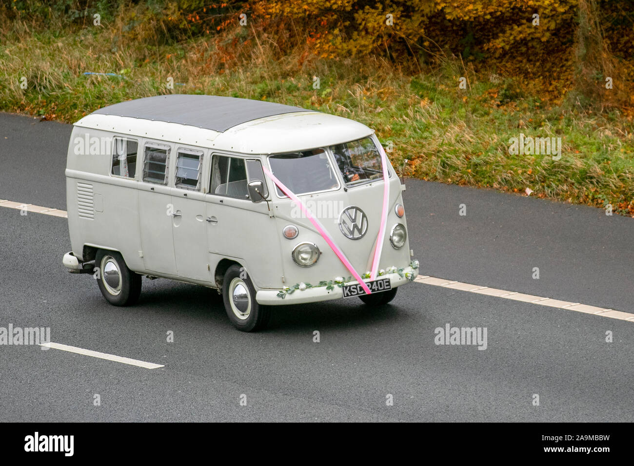 1967 anni '60 Cream VW schermo diviso veterano Volkswagen; Regno Unito traffico veicolare, vecchi tempi di trasporto, vecchi veicoli, berline classiche, in direzione sud sulla 3 corsie M61 autostrada. Foto Stock 1967 anni '60 Cream VW schermo diviso veterano Volkswagen; Regno Unito traffico veicolare, vecchi tempi di trasporto, vecchi veicoli, berline classiche, in direzione sud sulla 3 corsie M61 autostrada. Foto Stock