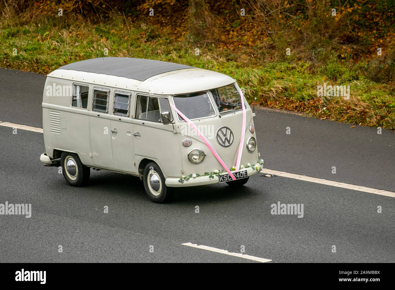 1967 anni '60 Cream VW schermo diviso veterano Volkswagen; Regno Unito traffico veicolare, vecchi tempi di trasporto, vecchi veicoli, berline classiche, in direzione sud sulla 3 corsie M61 autostrada. Foto Stock 1967 anni '60 Cream VW schermo diviso veterano Volkswagen; Regno Unito traffico veicolare, vecchi tempi di trasporto, vecchi veicoli, berline classiche, in direzione sud sulla 3 corsie M61 autostrada. Foto Stock