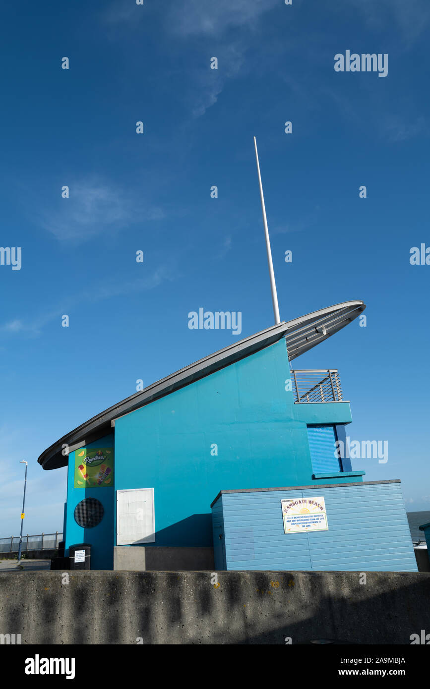 Ramsgate Inghilterra - Nov 12 2019 l'insolita ma suggestiva struttura di un cafe con balcone a Ramsgate Beach, sabbie principale, su un luminoso cielo blu inverno Foto Stock