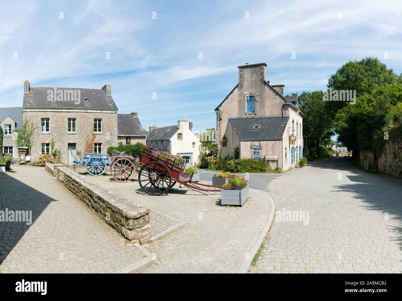 Locronan, Finisterre / Francia - 23 Agosto, 2019: pittoresco villaggio francese di Locronan con vecchie carrozze trainate da cavalli in primo piano Foto Stock