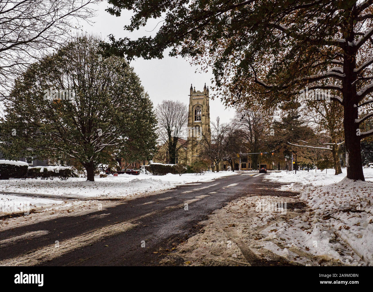 Rochester, New York, Stati Uniti d'America. Novembre 15, 2019. Visualizza in basso Westminster Road verso San Paolo Chiesa Episcopale su East Avenue a Rochester, NY dopo un au Foto Stock