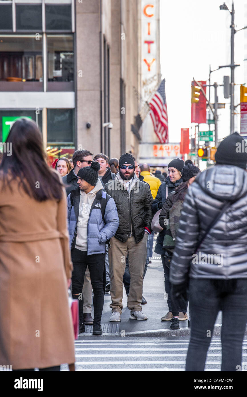 NEW YORK CITY - 7 dicembre 2018: Scena di strada al tempo di Natale con molte persone visibili, visto in midtown Manhattan vicino al Radio City Music Hall. Foto Stock