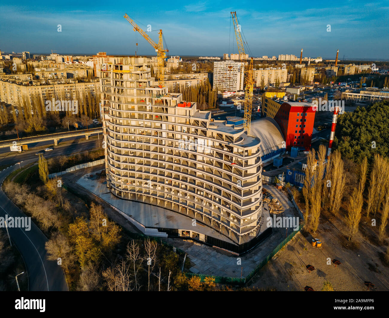 Alto edificio sito in costruzione a Voronezh, Russia, vista aerea. Foto Stock