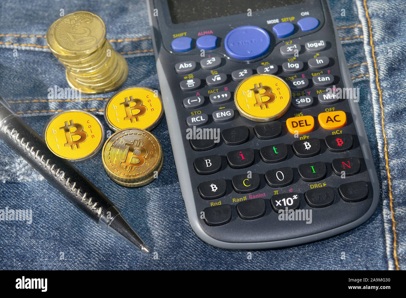 Concetto di bitcoin cryptocurrency e nuova economia Foto Stock