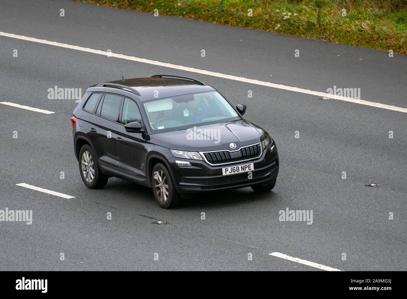 2018 nero Škoda Kodiaq se TDI SCR 4X4; traffico veicolare nel Regno Unito, trasporti, SUV moderni, berline, direzione sud sull'autostrada M61 a 3 corsie. Foto Stock