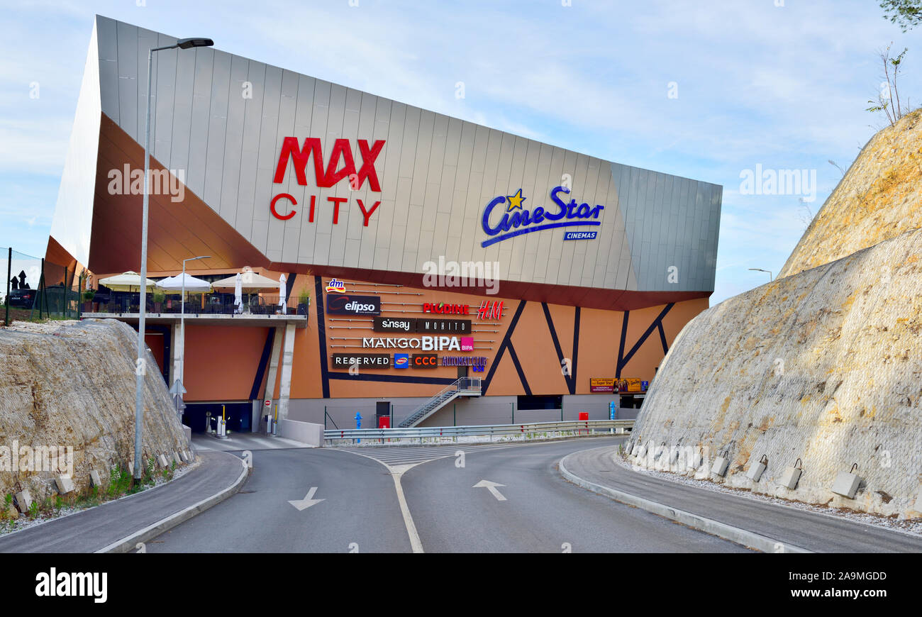 Fuori del moderno MaxCity shopping centre, ingresso al parcheggio, Pola, Croazia Foto Stock