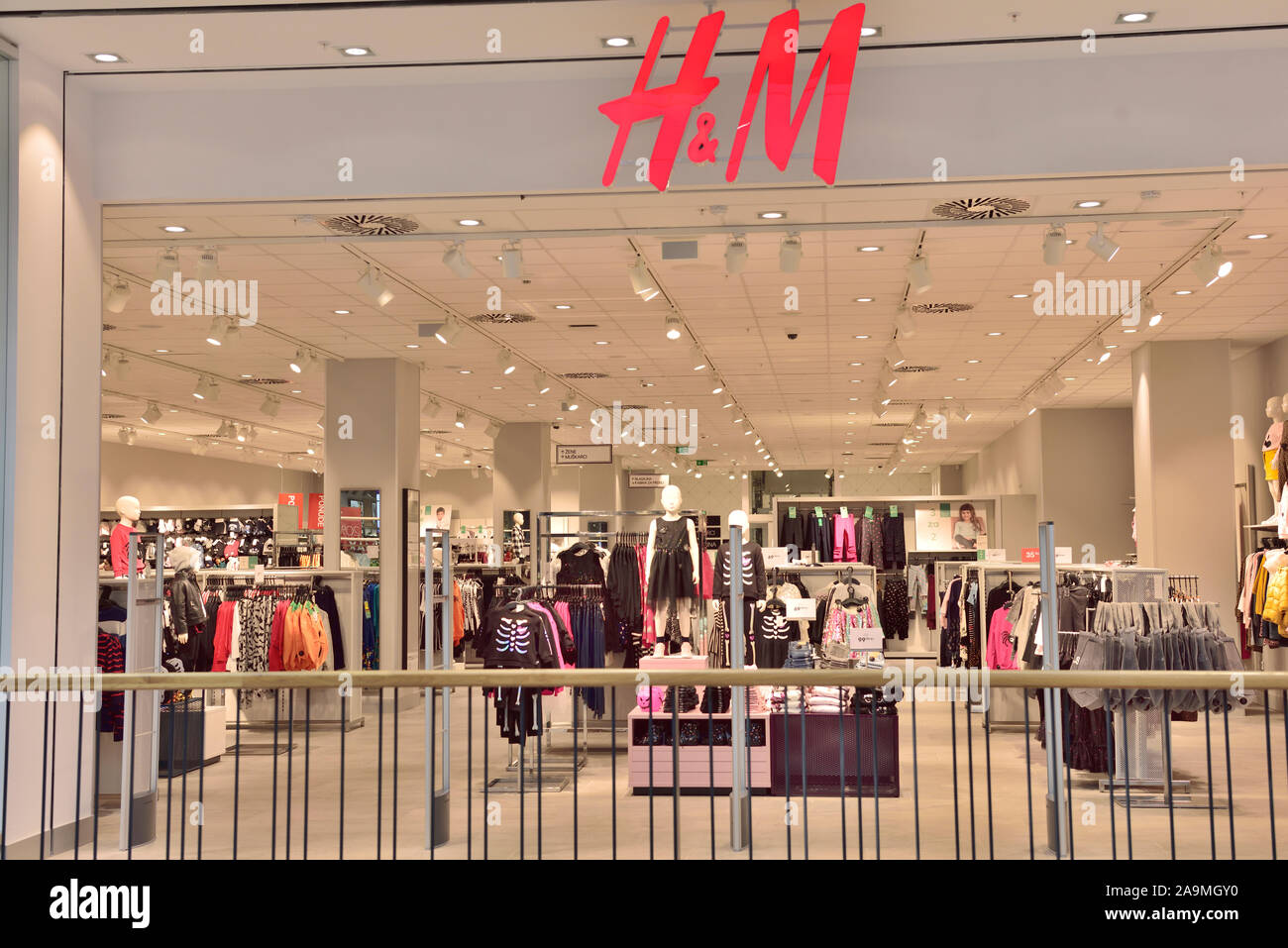 H&M negozio interno MaxCity moderno centro commerciale, Pola, Croazia Foto  stock - Alamy