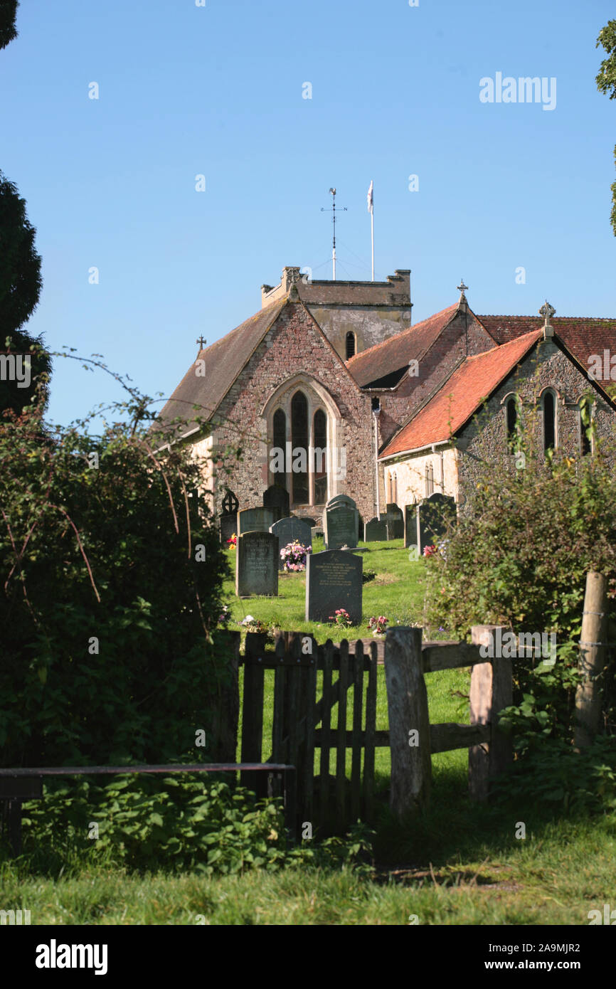 La Chiesa di Santa Maria, Selborne, Hampshire, Regno Unito: kissing cancello dalla Chiesa Prato nel sagrato della chiesa Foto Stock