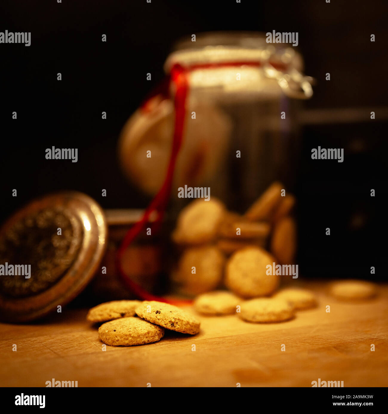 Biscotti di Natale con decorazione di festa su una tavola in legno rustico con colorati bokeh e spazi di copia Foto Stock