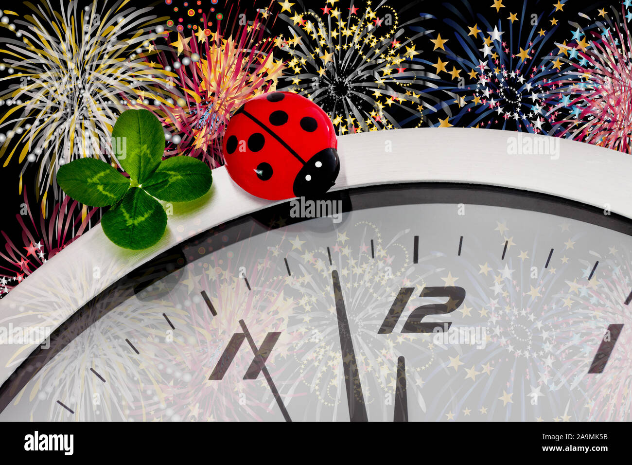 Concetto di festa di Capodanno con orologio e fuochi d'artificio Lucky Clover come sfondo Foto Stock