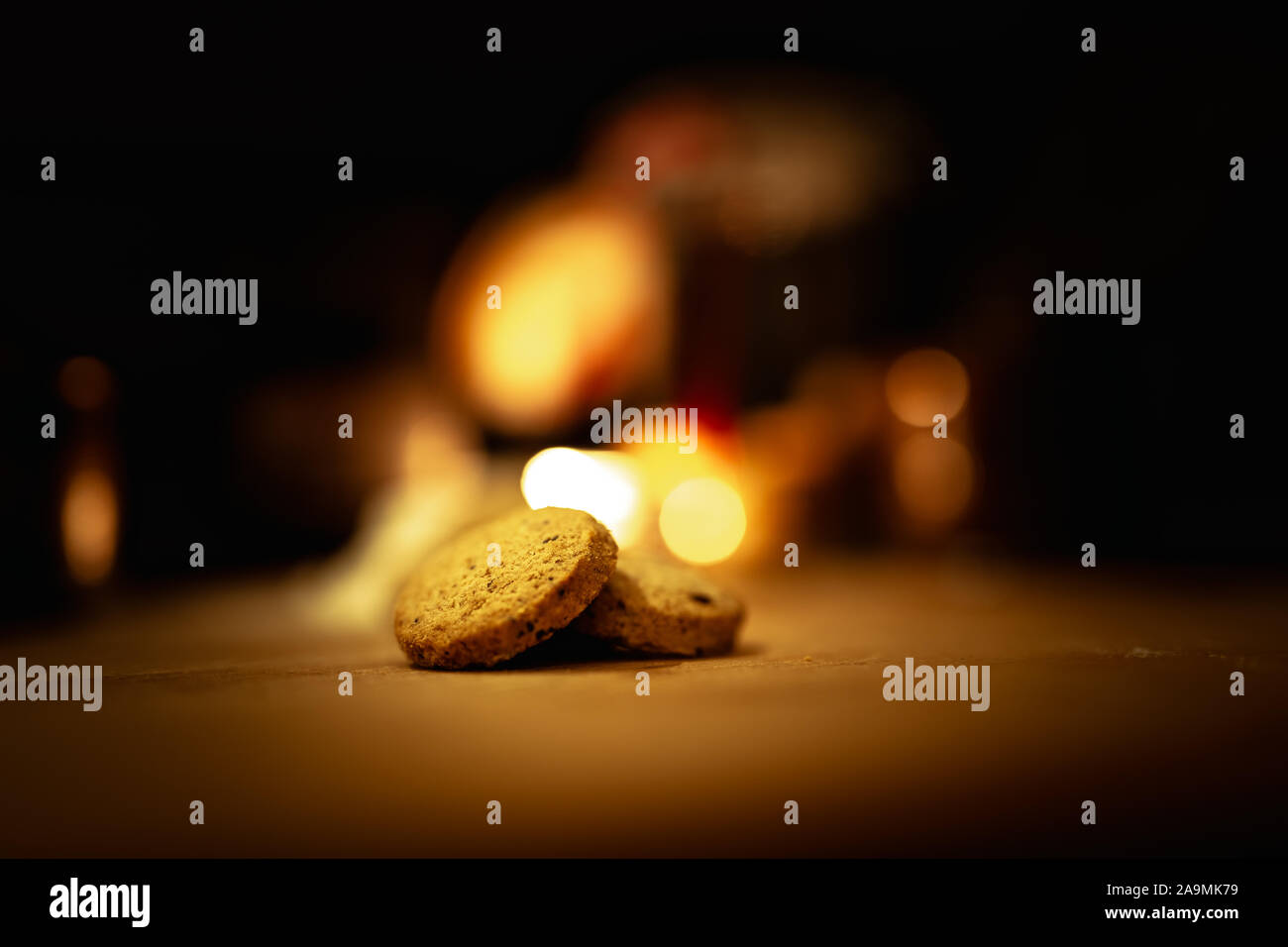Biscotti di Natale con decorazione di festa su una tavola in legno rustico con colorati bokeh e spazi di copia Foto Stock