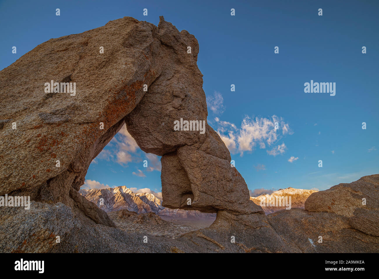 Boot Arch e Lone Pine picco, Alabama Hills Recreation Area, Eastern Sierra Nevada, in California. Foto Stock