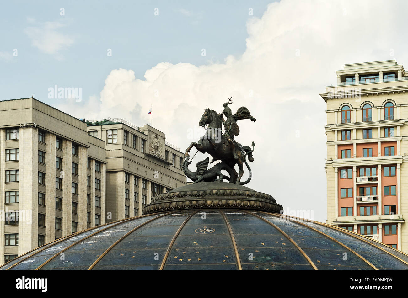 Statua in bronzo di San Giorgio, il cavaliere che ha sconfitto il serpente. Russia, Mosca 6 Agosto 2013 Foto Stock