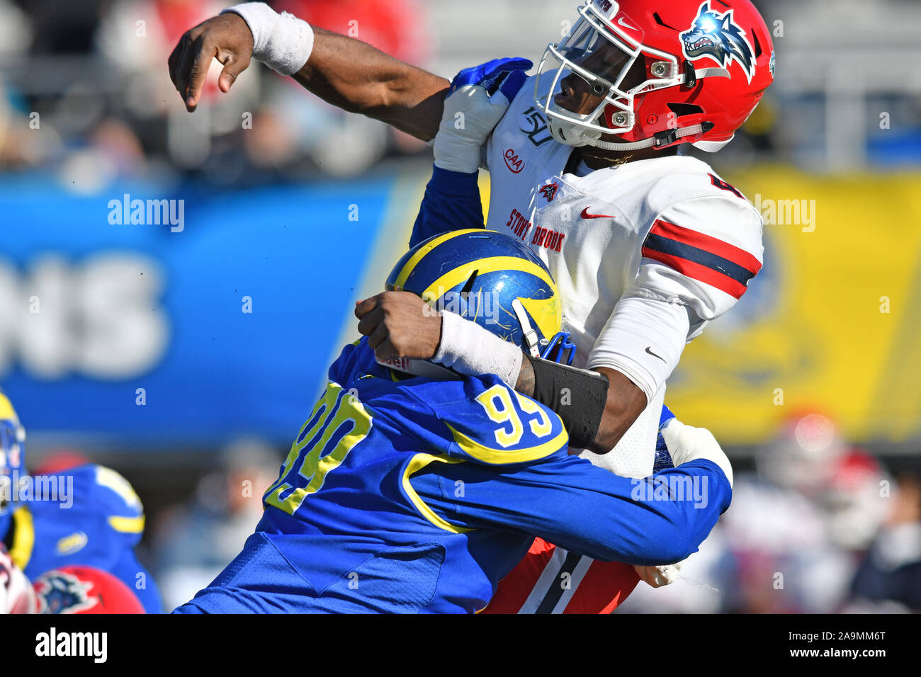 Novembre 16, 2019, Newark, Delaware, U.S: Delaware Fightin galline blu sulla difensiva affrontare cucina a camma (99) hits Stony Brook Seawolves quarterback TYQUELL campi (4) portando ad un primo semestre intercettazione durante un CAA del gioco del calcio giocato a Delaware Stadium di Newark, DE. Stony Brook e Delaware sono legati a 10 a metà. Il gioco ha portato a un touchdown per le galline blu. (Credito Immagine: © Ken Inness/ZUMA filo) Foto Stock