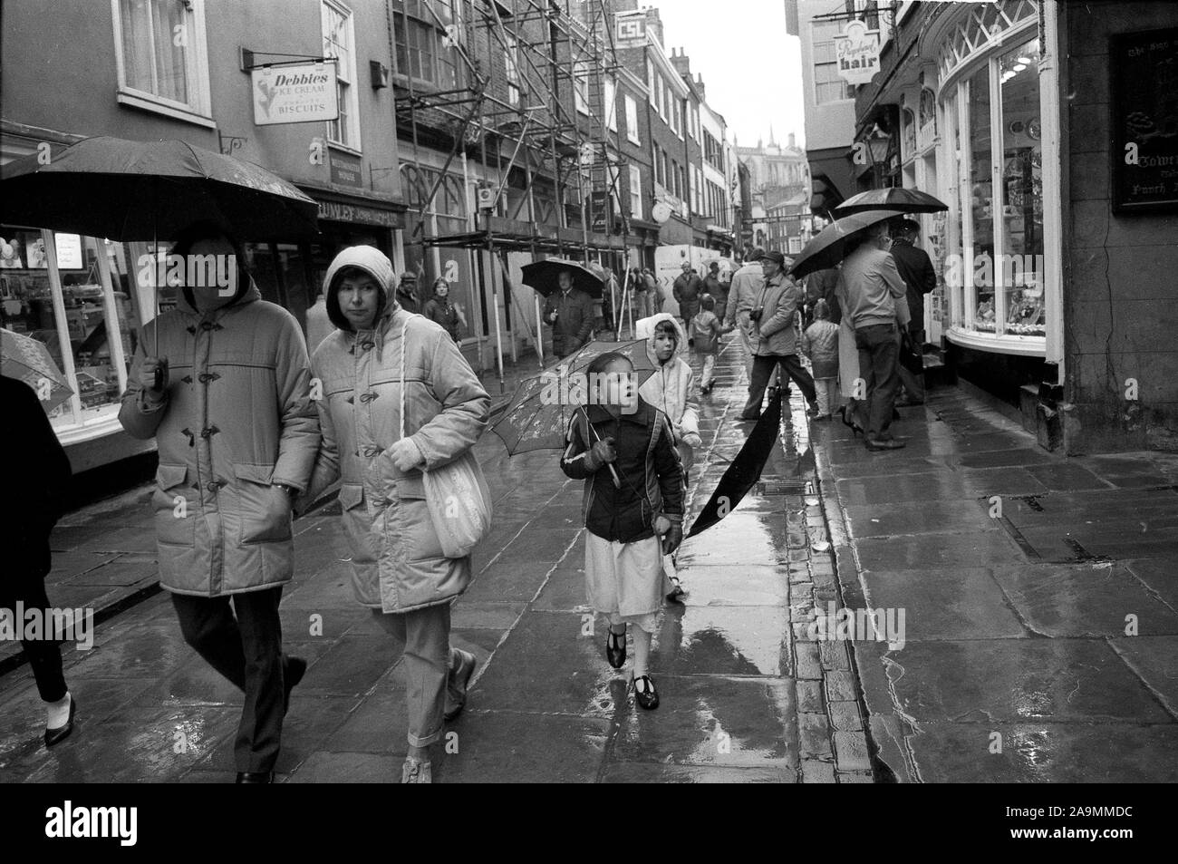 Wet clima britannico sulla strada di Stonegate, York, Inghilterra, Regno Unito 1986 Foto Stock