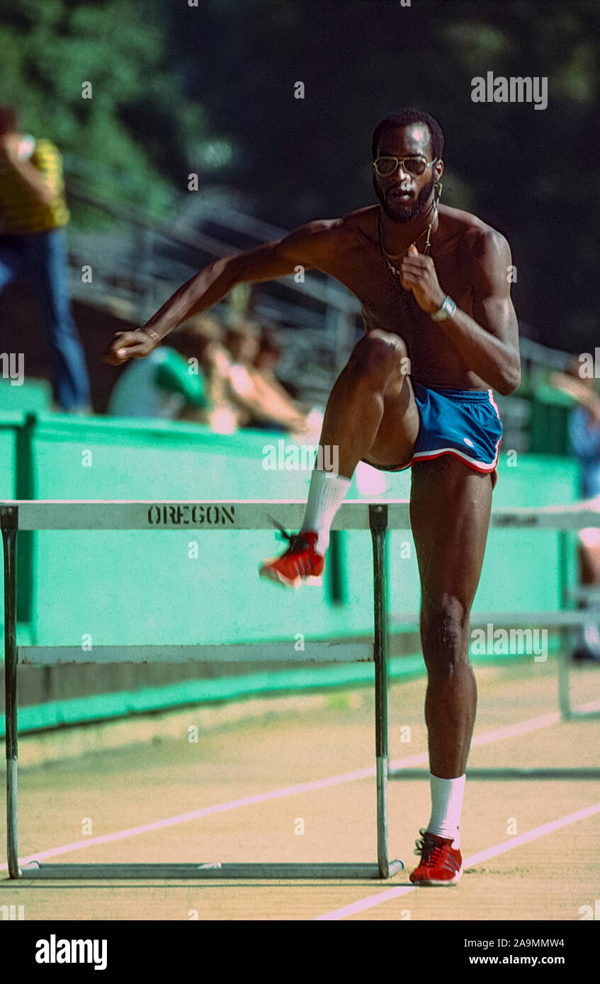 Edwin Mosè competono al 1980 noi la via e il campo team olimpico prove. Foto Stock